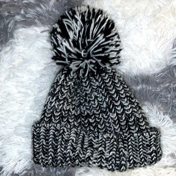 Old Navy Accessories - Old Navy beanie Pom Pom hat